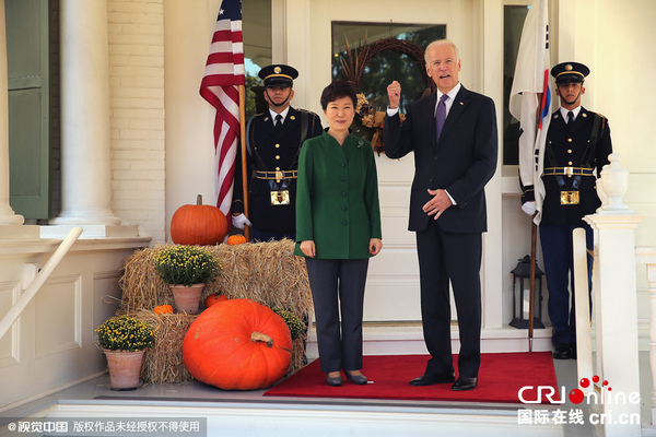 当地时间2015年10月15日，美国华盛顿，美国副总统拜登在海军气象天文台会晤到访的韩国总统朴槿惠。图片来源：Chip Somodevilla/GettyNorthAmerica/CFP