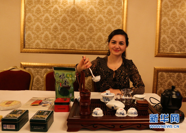 图为土耳其女士图奇体验中国功夫茶。 新华社记者邹乐摄