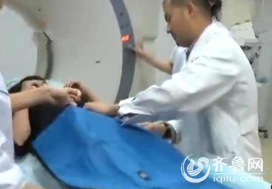 记者亲身体验喝了珍珠奶茶之后去拍CT(视频截图)