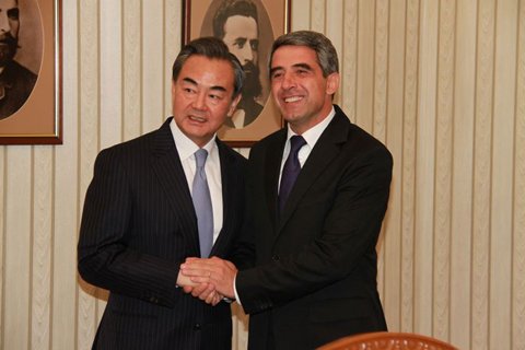 保加利亚总统普列夫内利埃夫会见王毅。外交部网站