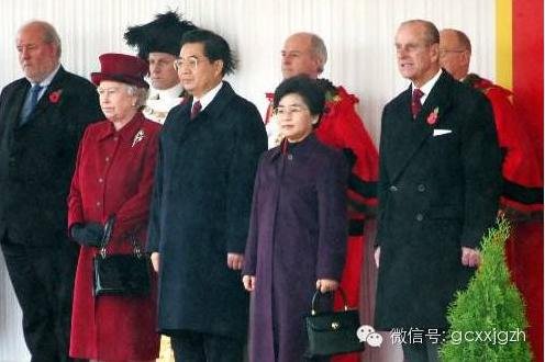 胡锦涛和夫人刘永清与英国女王伊丽莎白二世。