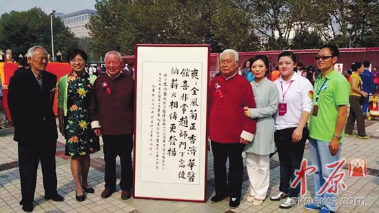 张磊教授（左三）为此次喜收高徒的赵国岑教授（左四）赋诗一首。