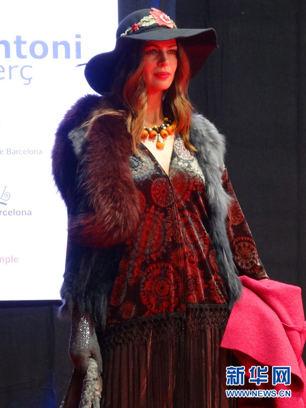 模特在T台上展示服装。新华社记者周喆摄
