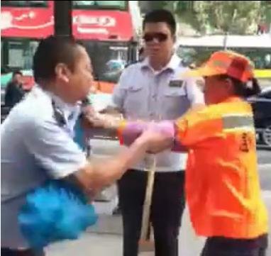 两人正在拉扯。视频截图