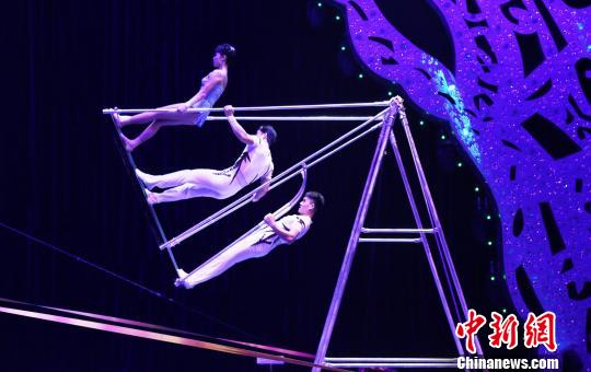 朝鲜国立杂技团的空中节目《浪桥飞人》参演剧照　冒韪　摄