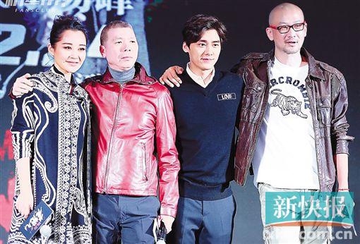 ■(左起)《老炮儿》主演许晴、冯小刚、李易峰和导演管虎。