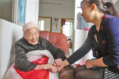 赵玉芝拉着孙女的手。记者 张梁 摄