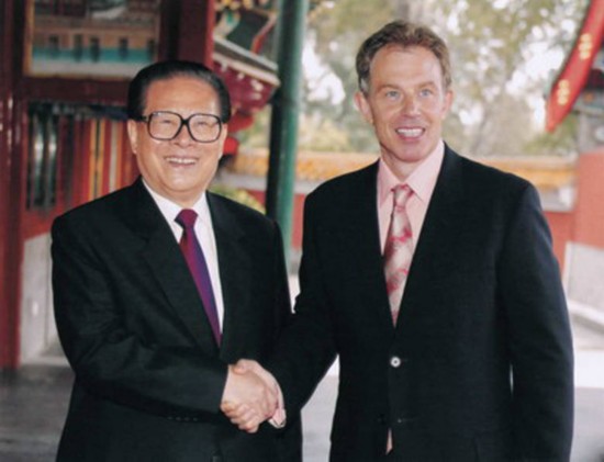 2003年7月21日,时任中共中央军委主席江泽民在北京中南海会见英国前首相布莱尔。