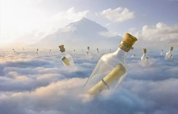 我人生中唯一一次觉得不该坚持梦想的时刻,是出国后的第三年,我第一次回家小住二十天,因为有事要去朋友的城市,才在家停留了几天便没心没肺地拿着行李上路了。那天早晨我送妈到公司班车车站,再转身去找自己的公交站,过到马路对面的时候,下意识地转头看,车水马龙的热闹清早,街边挤满卖早点的摊铺,越过小贩激烈的叫卖声,我看见那站在马路另一头的我妈妈,整个人呆呆地望着我的方向。 这个将近五十岁的女人,肩膀耸动,鼻尖通红,眼泪像断线的珠子,流满了整张脸,她看着即将离开自己的女儿,竟伤心地哭成了孩子。 那天一整天都在下着雨,