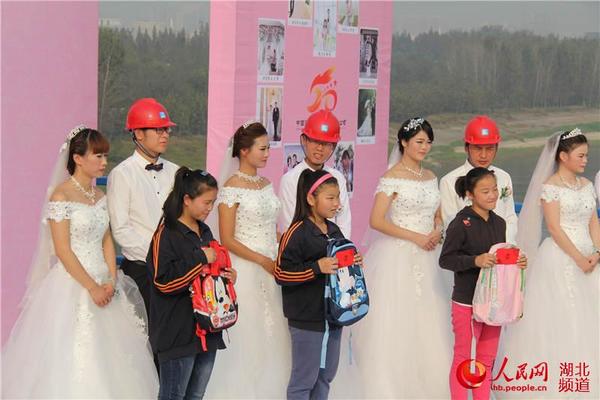 婚礼现场，新人们向贫困学生赠送书包和文具（程远州 摄）