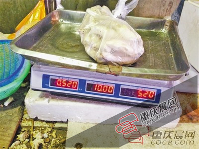 板，一斤七两变两斤？一袋蘑菇在取掉泡沫的电子秤上称的重量仍为0.52千克