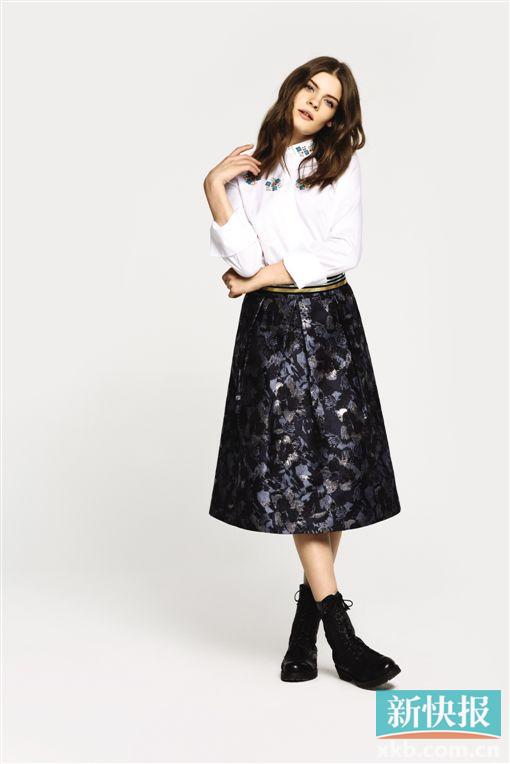 GOGO SKIRT特别系列中,设计师最钟爱的造型是用华丽的提花迷笛裙搭配预科生风格的刺绣衬衫。