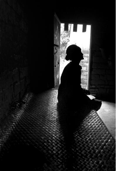 坐在房间里陷入冥想中的黄有良。