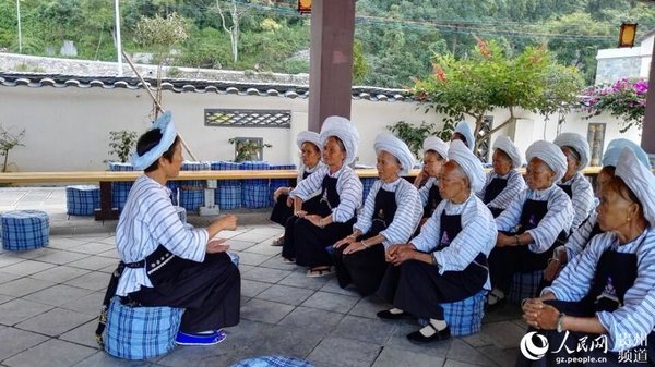 班荣琴在弘法堂教村民唱山歌。赵静-摄