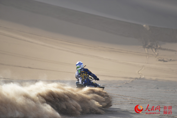 赛车高速驶过,飞驰的车轮卷起沙尘。徐蒙 摄