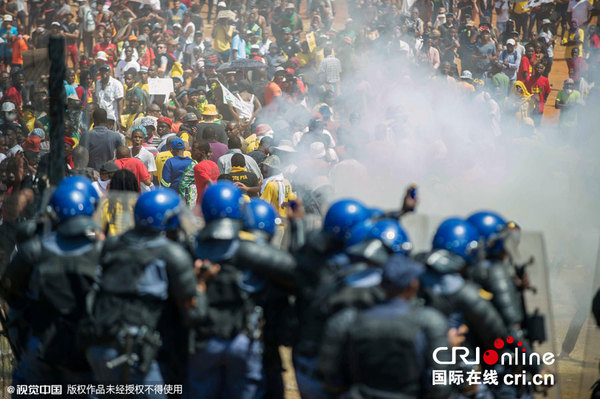 当地时间2015年10月23日,南非比勒陀利亚数千南非学生持续抗议大学学费上涨。图片来源:CFP