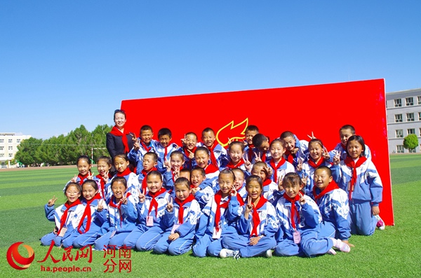 红色旗帜代代传,校园传递中国梦(吴红军 摄)