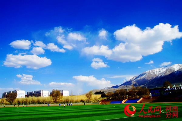 蓝天白云飘荡在巴里坤县一中操场（吴红军 摄）