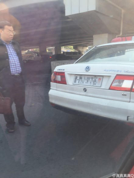 北京南三环一警车撞墙 车体损毁严重(图)3