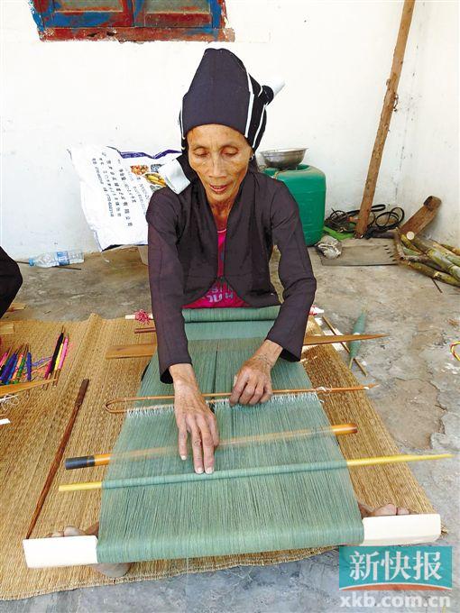 ■现场编织黎锦