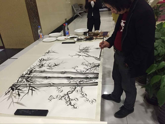 中国书画艺术研究会河南省分会中国泽林书画院副院长陈清顺现场创作