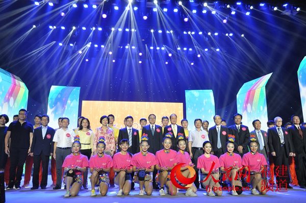 2015海峡两岸（厦门）乐活节开幕式领导、嘉宾及演员合影