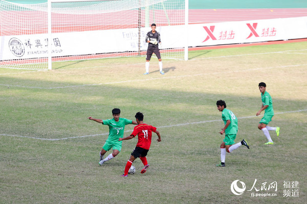 广州队一人连过三名防守队员 邹家骅摄