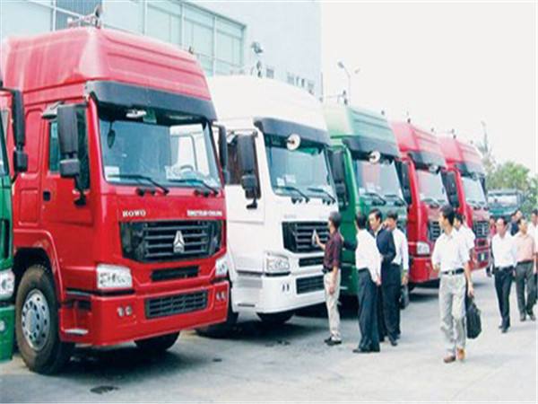 　　图为越南客商接收进口的中国卡车。