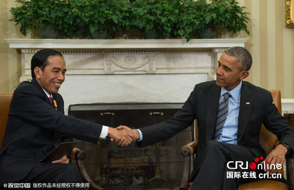 　　当地时间2015年10月26日，美国华盛顿，美国总统奥巴马与印尼总统佐科&middot;维多多在白宫会晤，这是佐科&middot;维多多就任总统后首次访美。图片来源:NICHOLAS KAMM/视觉中国