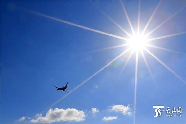 　　10月25日，一架客机从新疆哈密机场上空飞过。
