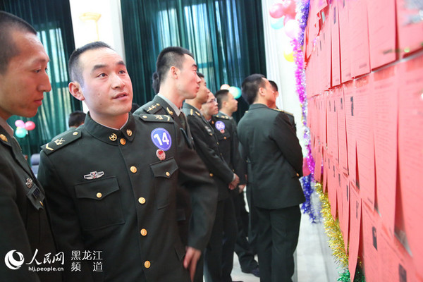 官兵通过卡片信息初步了解女青年。刘文清 摄