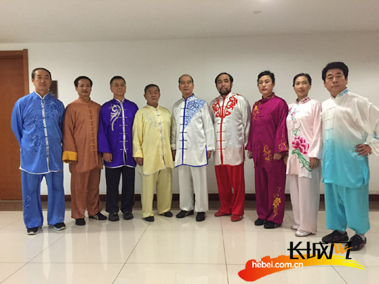 刘连俊培养的几位武术骨干切磋武艺后合影。