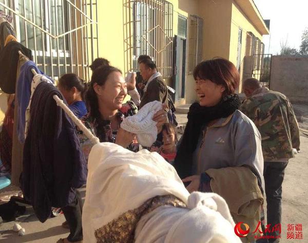 新疆乌苏市各族干群爱心捐衣物情外来暖拾花工