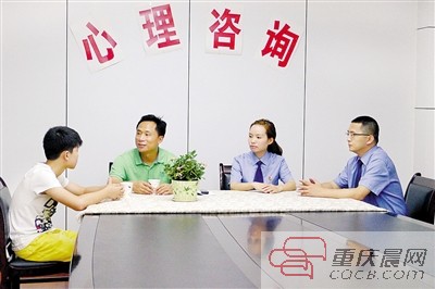 罗慧会同心理咨询师对未成年人进行心理疏导。