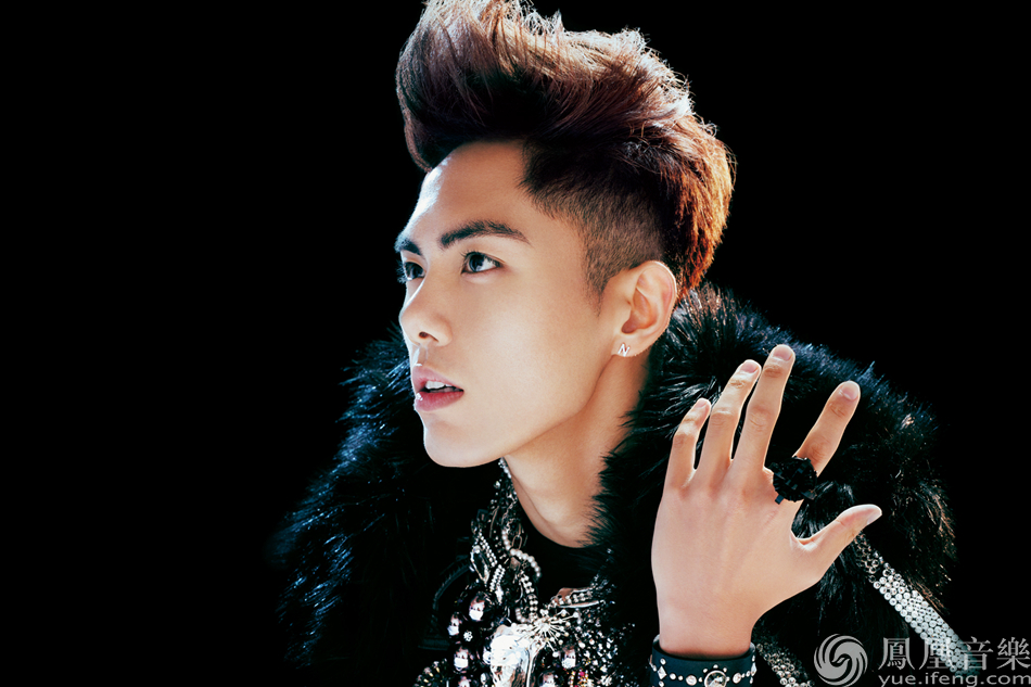 孙子涵黑色系写真曝光 轻奢范儿尽显