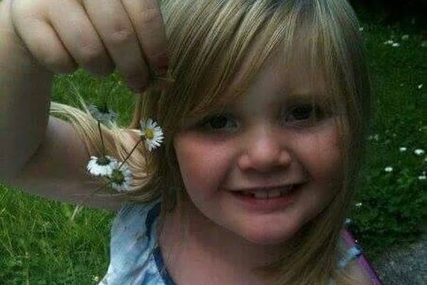 2013年3月，8岁的丽贝卡正高兴地观看偶像One Direction的演唱会，突然开始感觉身体不适。（图片来源：英国《镜报》）