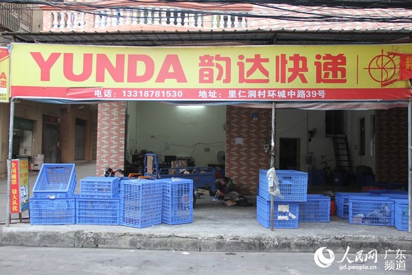 据统计，在里仁洞村里共有二十多家快递公司。钟哲 摄