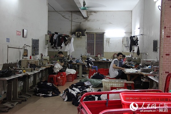 在里仁洞村，很多楼房的一层都被租用作为手工作坊。钟哲 摄