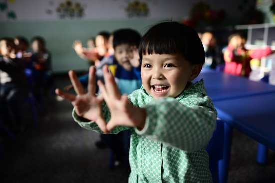 10月29日,青海省西宁市湟中县幼儿园小一班学生马熹荣和同学们一起做手指操。十二五期间,青海投入资金超过20亿元,推动基层学前教育发展,新建、改扩建公办幼儿园超过120所,对300多所民办幼儿园实施综合奖补。 新华社记者 张宏祥/摄