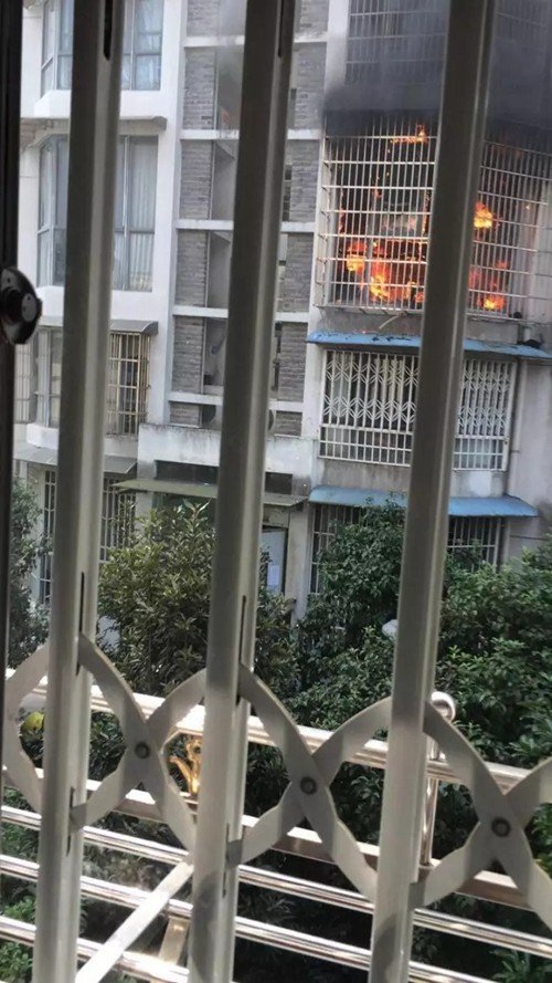 　　消防员打不开防盗窗 眼看母子被困身亡_图片频道_新华网