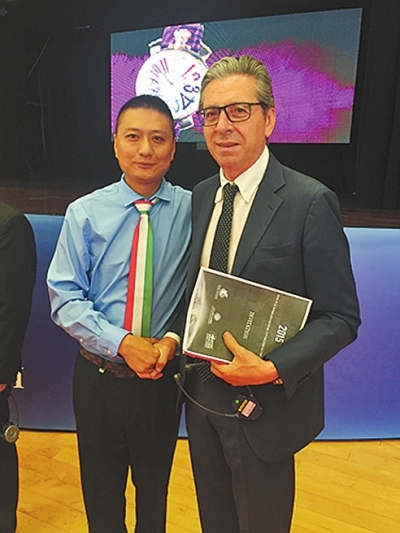 意大利米兰市市长MariaPaolaRitaManglili握手祝贺