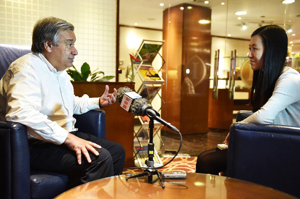 记者采访联合国副秘书长、难民事务专署高级专员