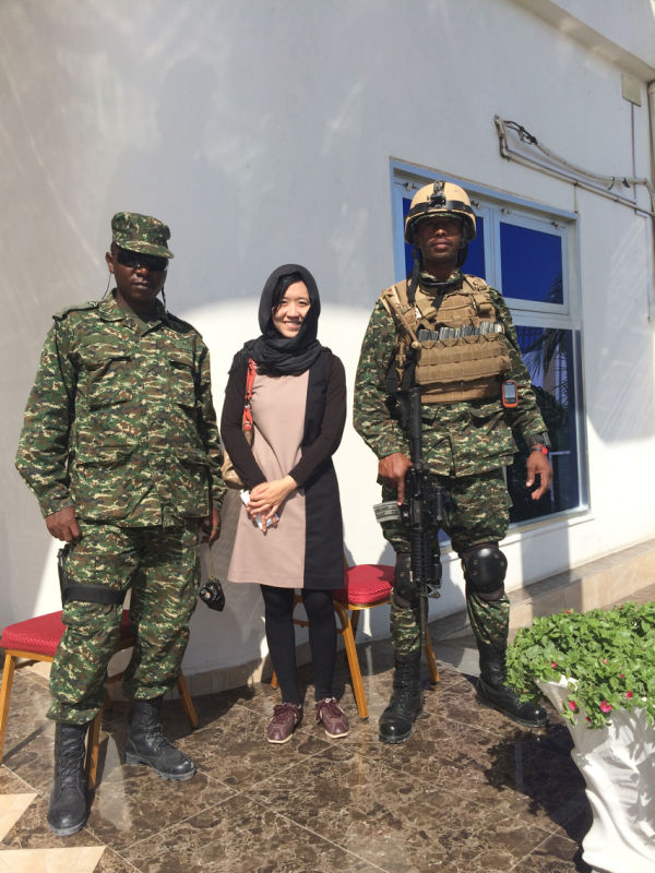 记者去年与索马里遇袭酒店安保人员的合影