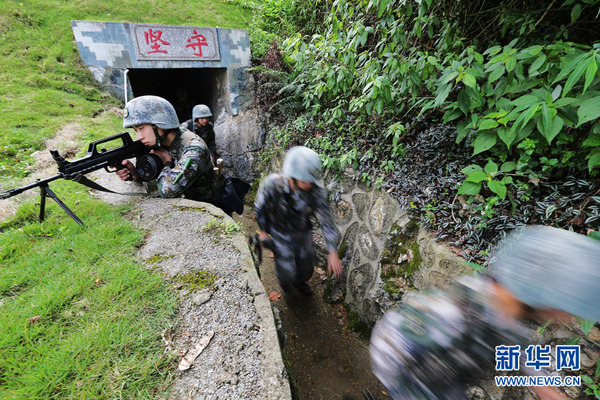 广西军区某边防团十连官兵们在进行训练。刘金鹏 摄