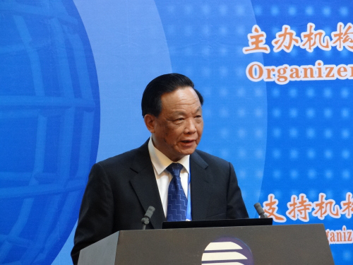 中国行政体制改革研究会会长魏礼群在2015新兴经济体经济政策论坛上发言。