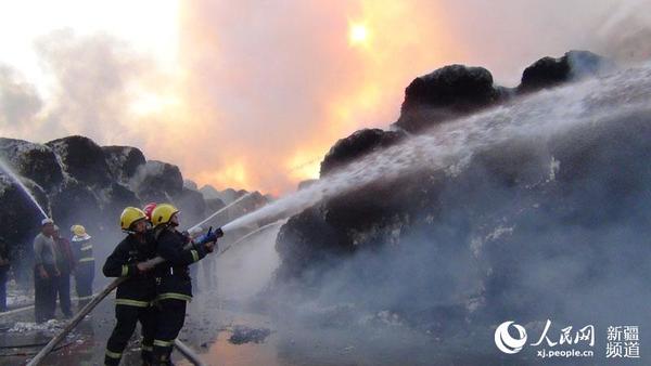 兵团逾千吨棉花失火，消防员紧急灭火。