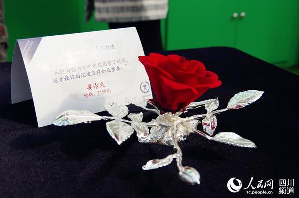 意大利展区将其独具工艺的陶瓷玫瑰带到了本届菜博会上展示。（王军 摄）