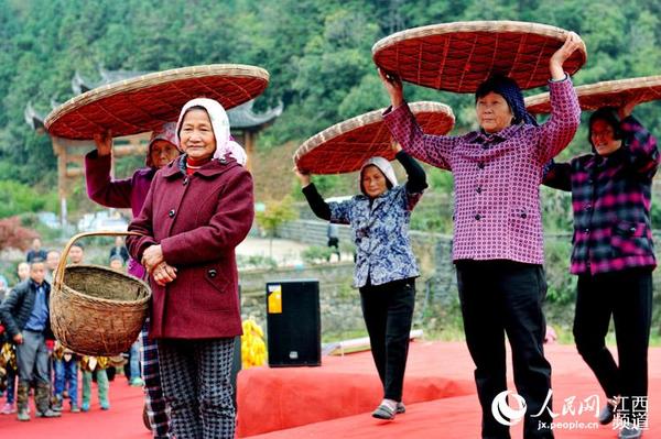 农家大爷大妈，手持自家平日里使用的农具走上红T台，秀出自己常年使用的农具。