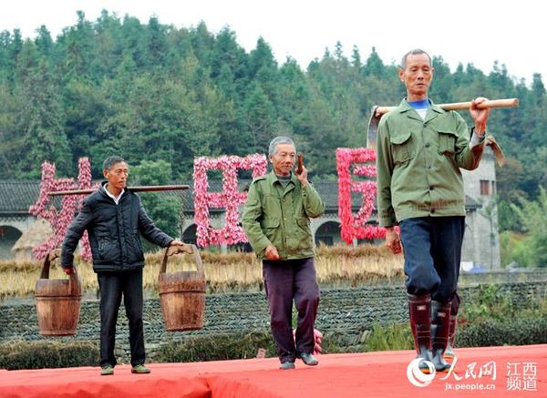 农家大爷大妈，手持自家平日里使用的农具走上红T台，秀出自己常年使用的农具。