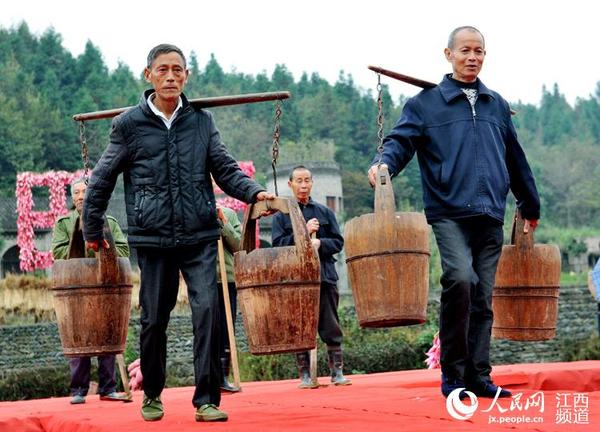 农家大爷大妈，手持自家平日里使用的农具走上红T台，秀出自己常年使用的农具。